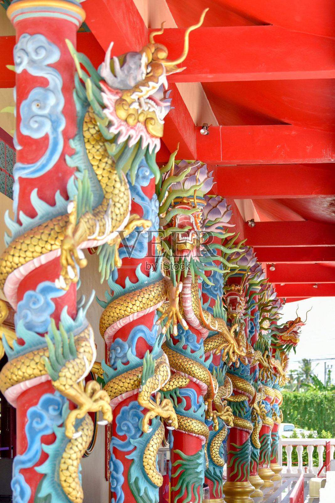 中国传统艺术神龛中的龙雕像照片摄影图片