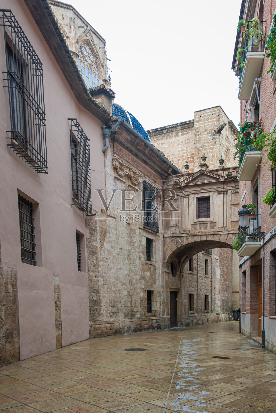 巴伦西亚的街道在一个雨天。西班牙。照片摄影图片