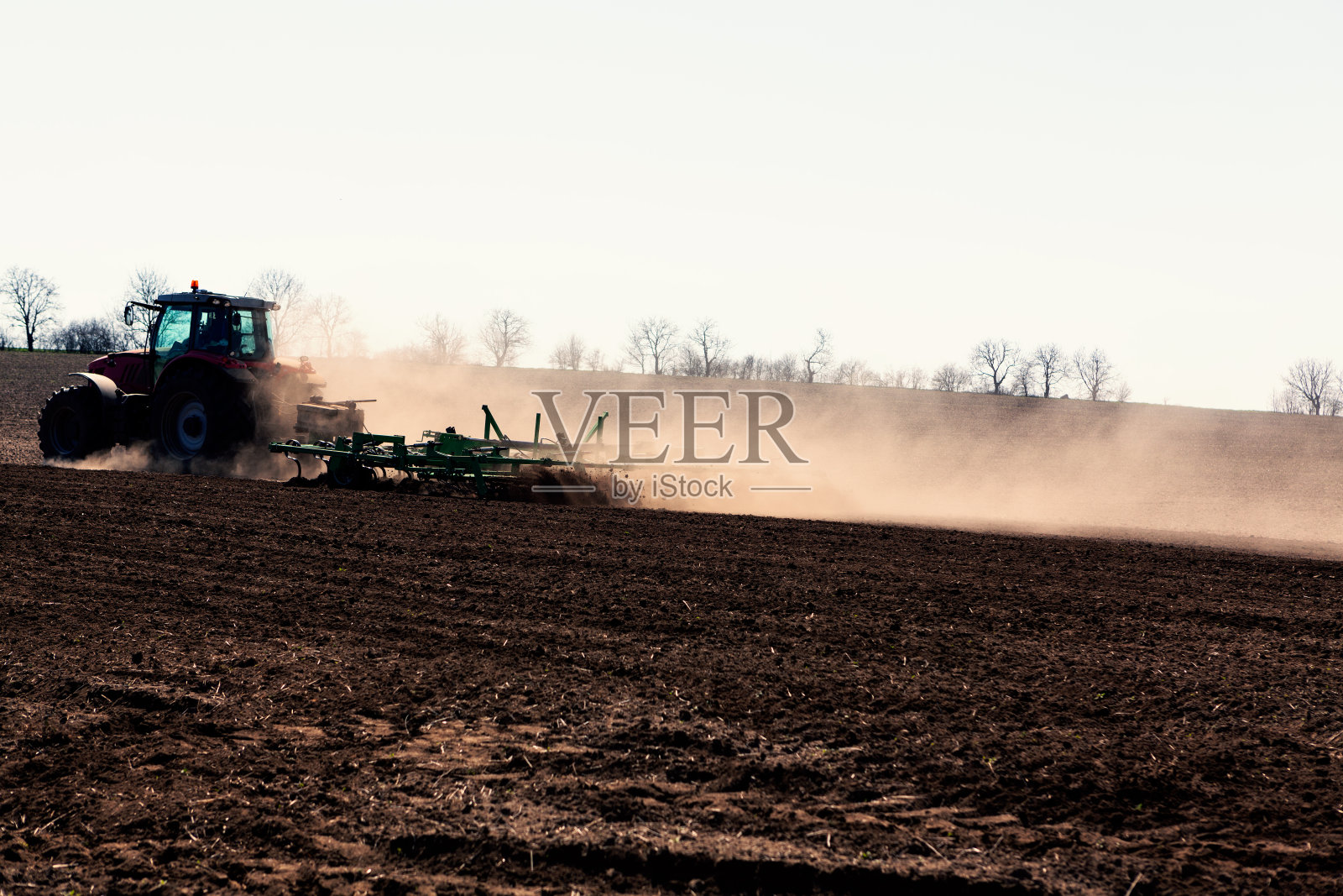 拖拉机在春天犁地照片摄影图片