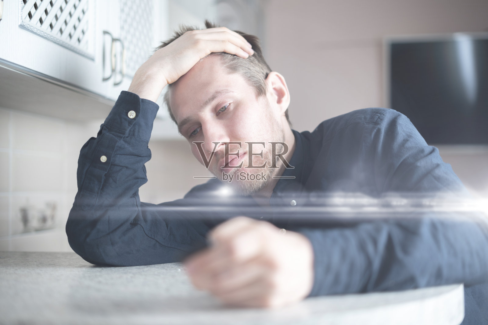 感到悲伤、沮丧、失望的年轻男子照片摄影图片