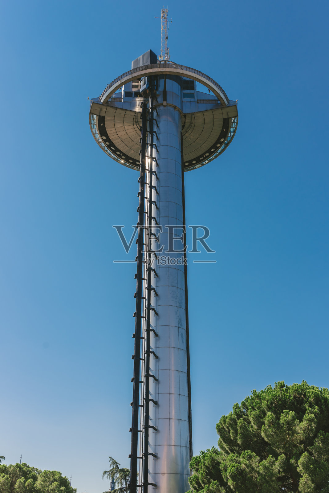 2018年8月8日，西班牙马德里——法罗·德·蒙克洛亚广场(Plaza de Moncloa)上的92米高的输电塔照片摄影图片