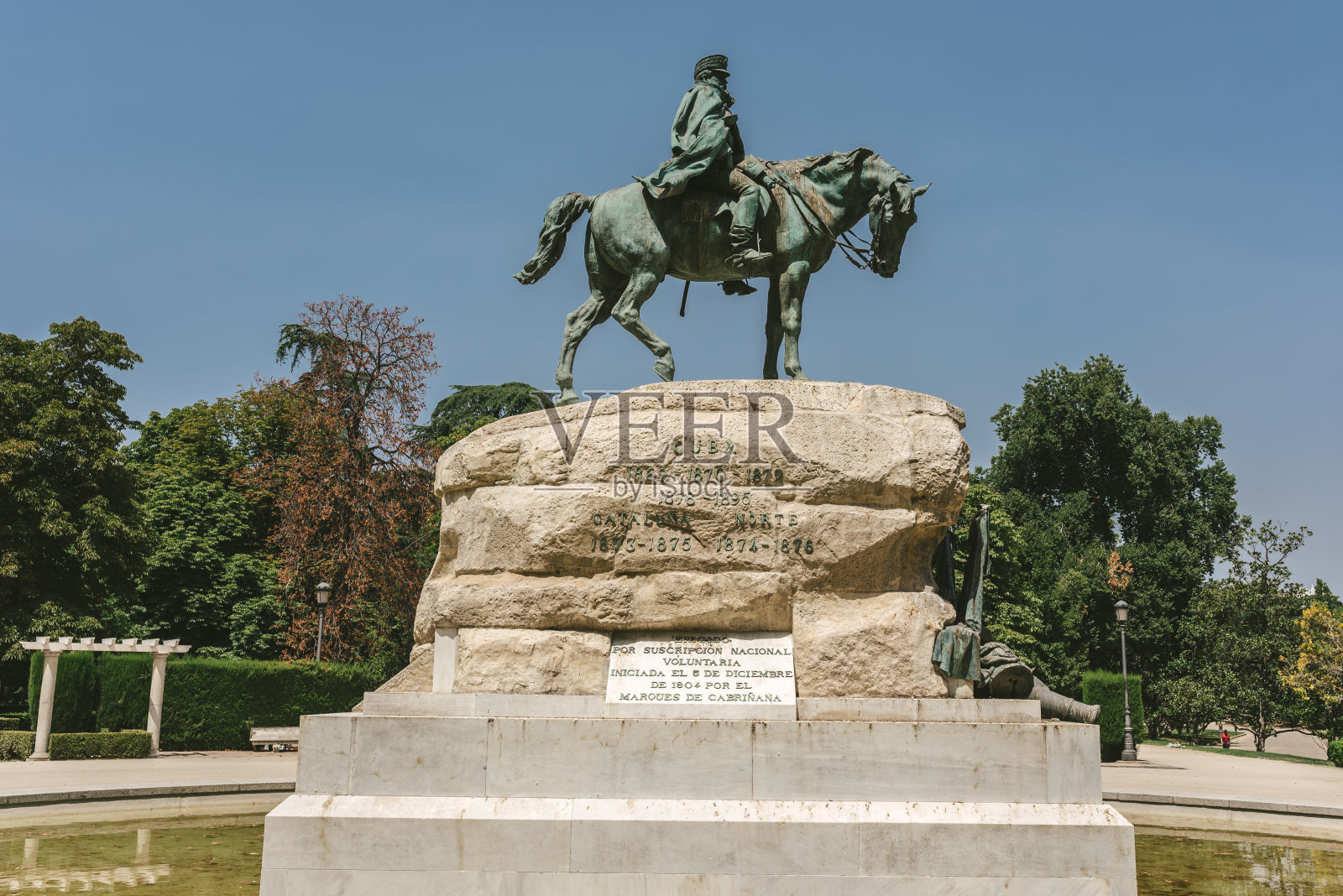 2018年8月8日，西班牙马德里，雷蒂罗公园和阿塞尼奥·马丁内斯坎波斯纪念碑照片摄影图片