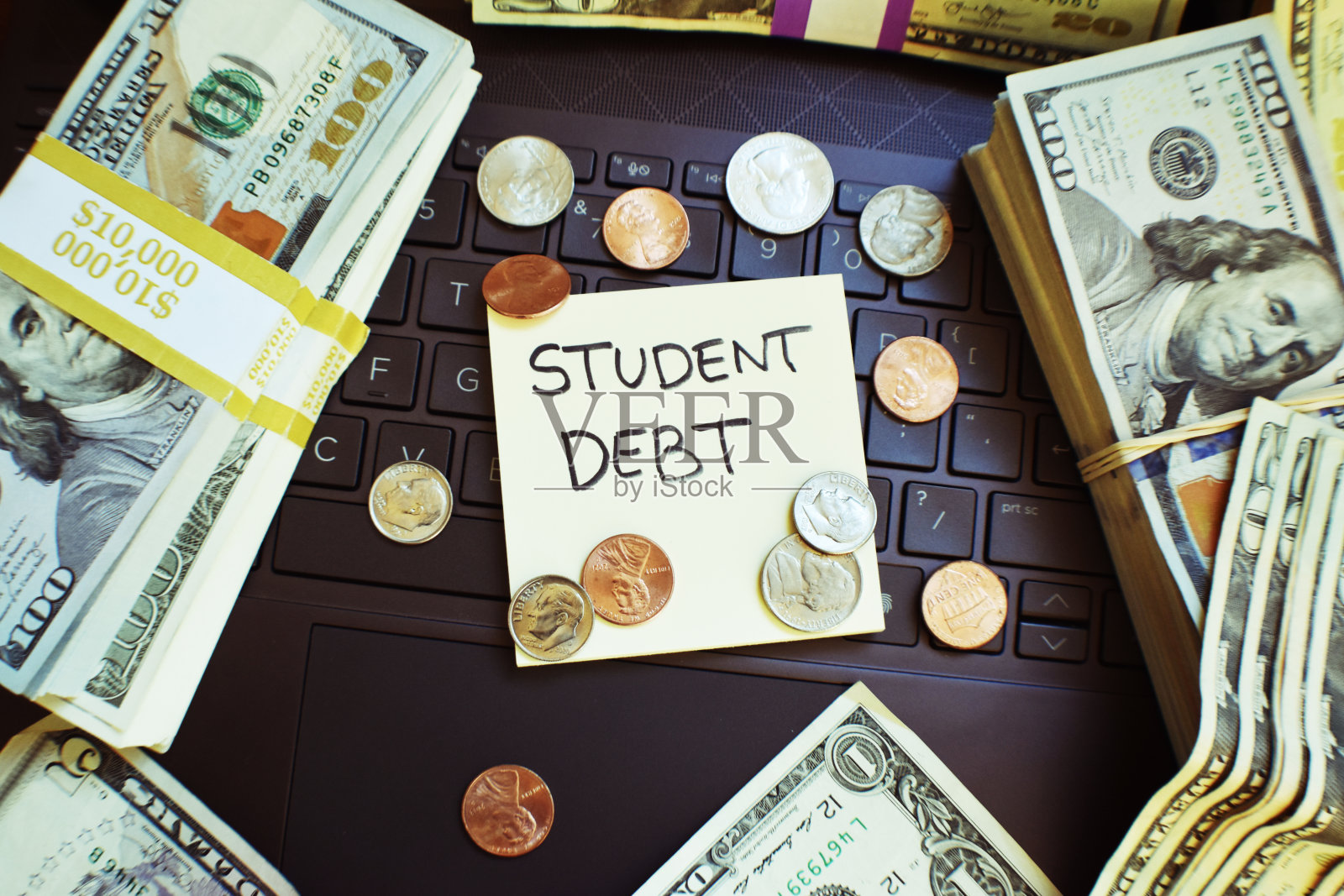 学生贷款债务概念与借来的钱为大学学费积累疯狂的复利从非营利和营利性机构高质量照片摄影图片