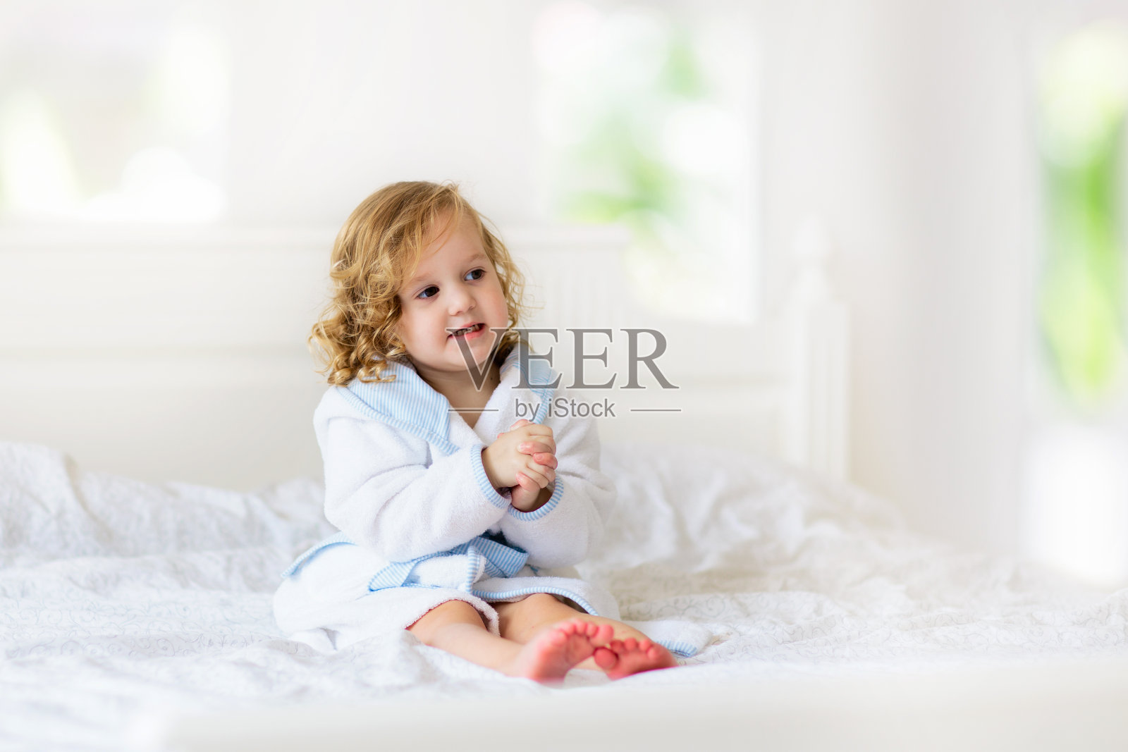 宝宝洗澡后裹着毛巾。婴儿护理。照片摄影图片