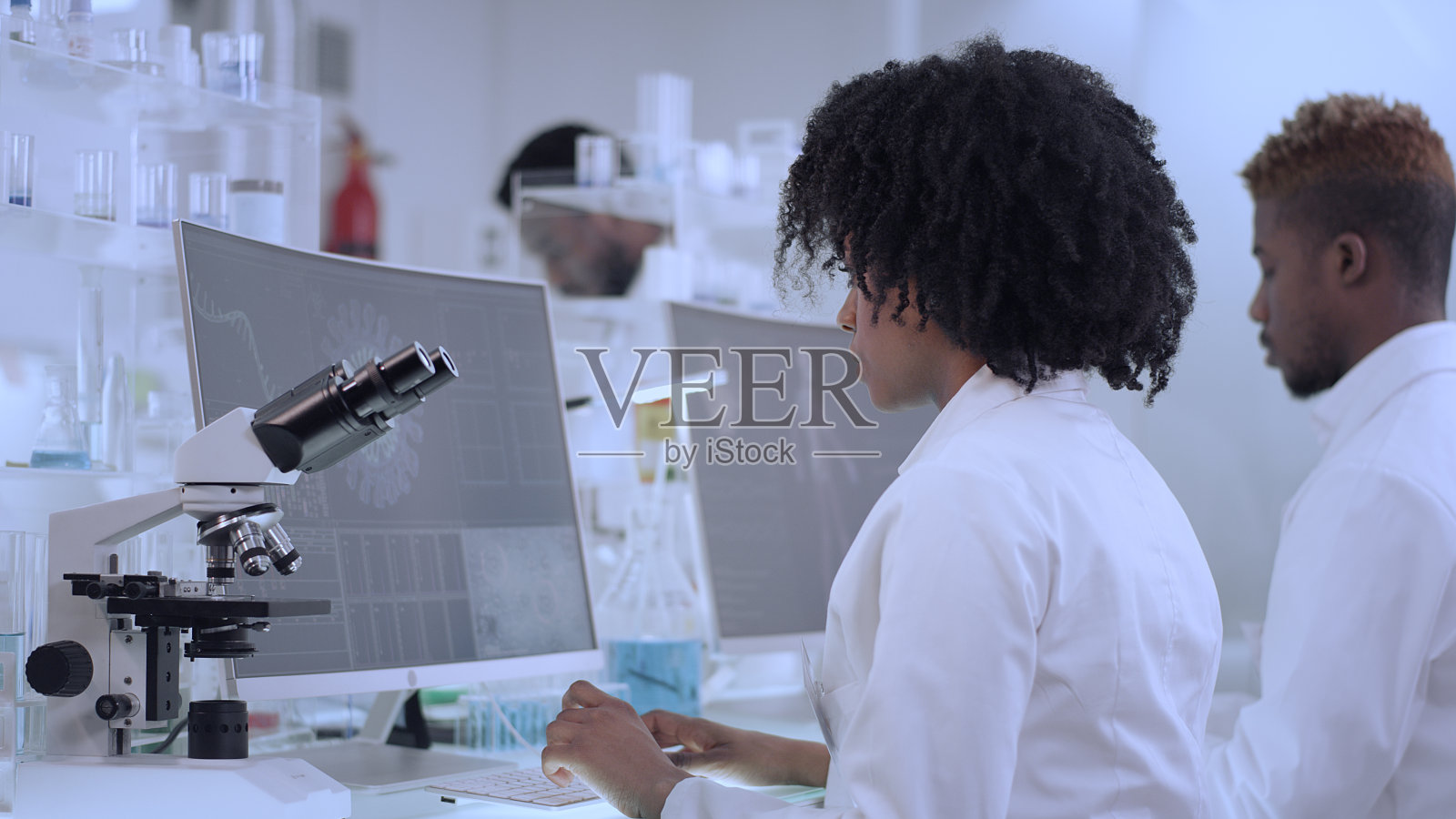 在实验室工作的非洲裔医生。研究人体骨骼和病毒模型讨论照片摄影图片