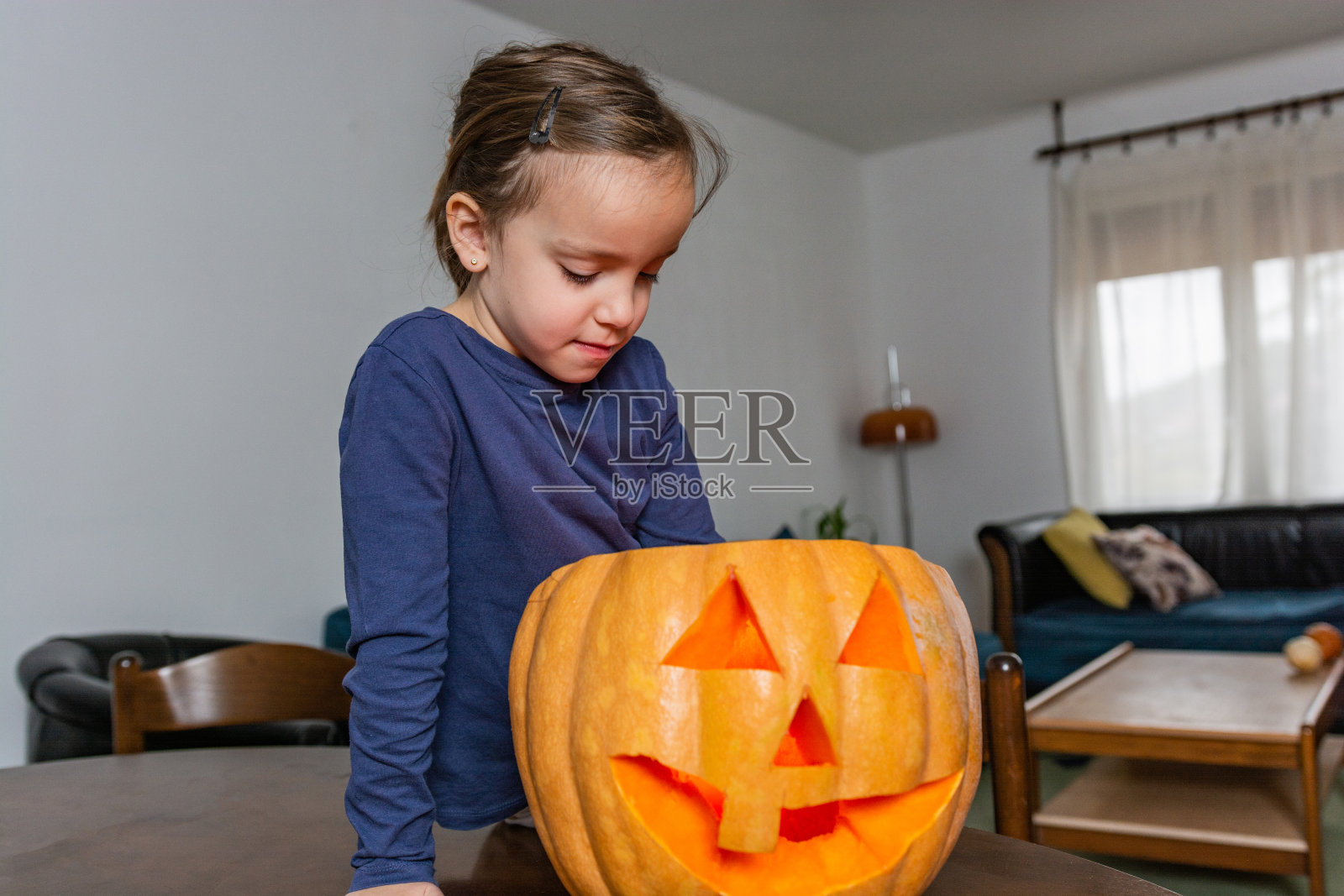万圣节女孩在家照片摄影图片