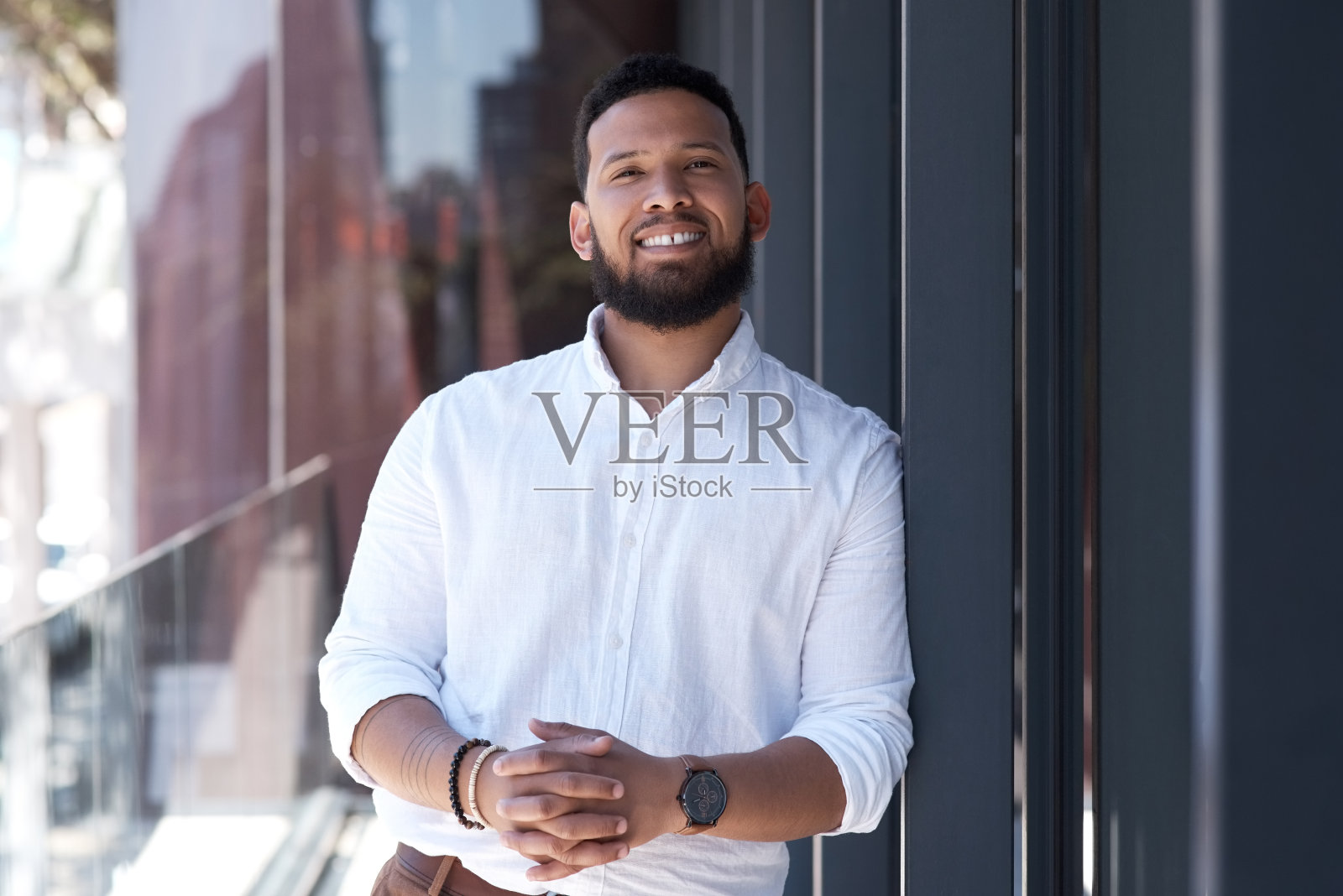 一个年轻商人站在办公室外的肖像照片摄影图片