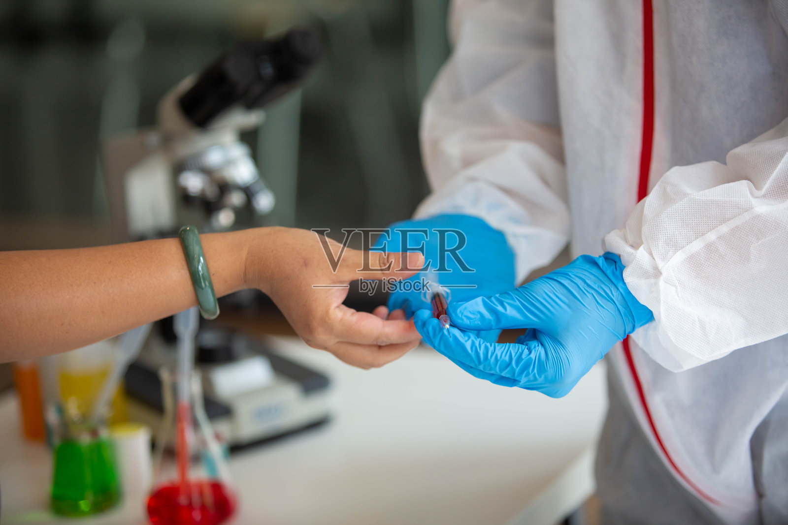 这名医生正在测试被冠状病毒Covid - 19污染的生物试管样本，并寻找对抗该病毒的疫苗或糖浆。在实验室和电影样本感染肺部照片摄影图片