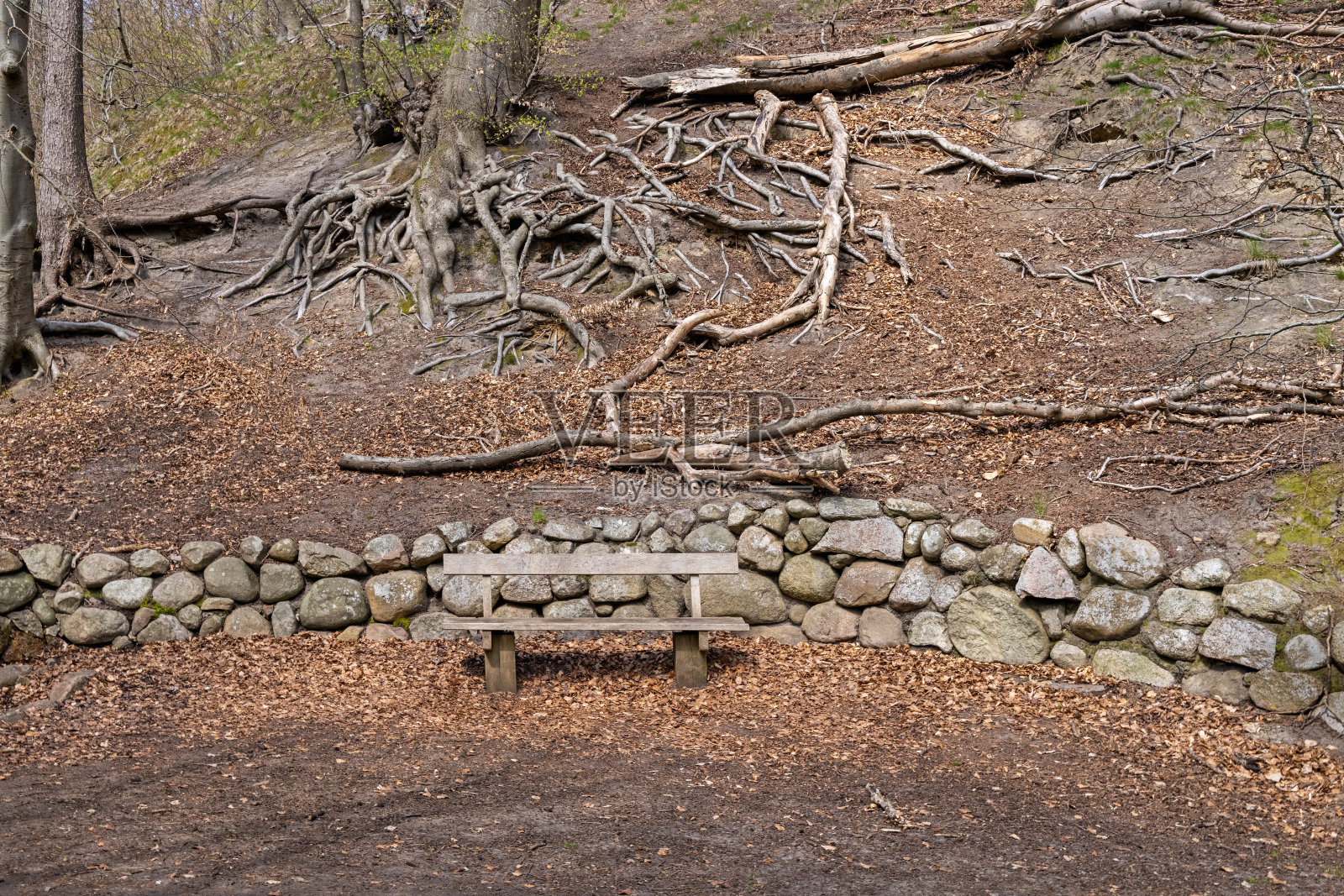 石墙前的长凳照片摄影图片