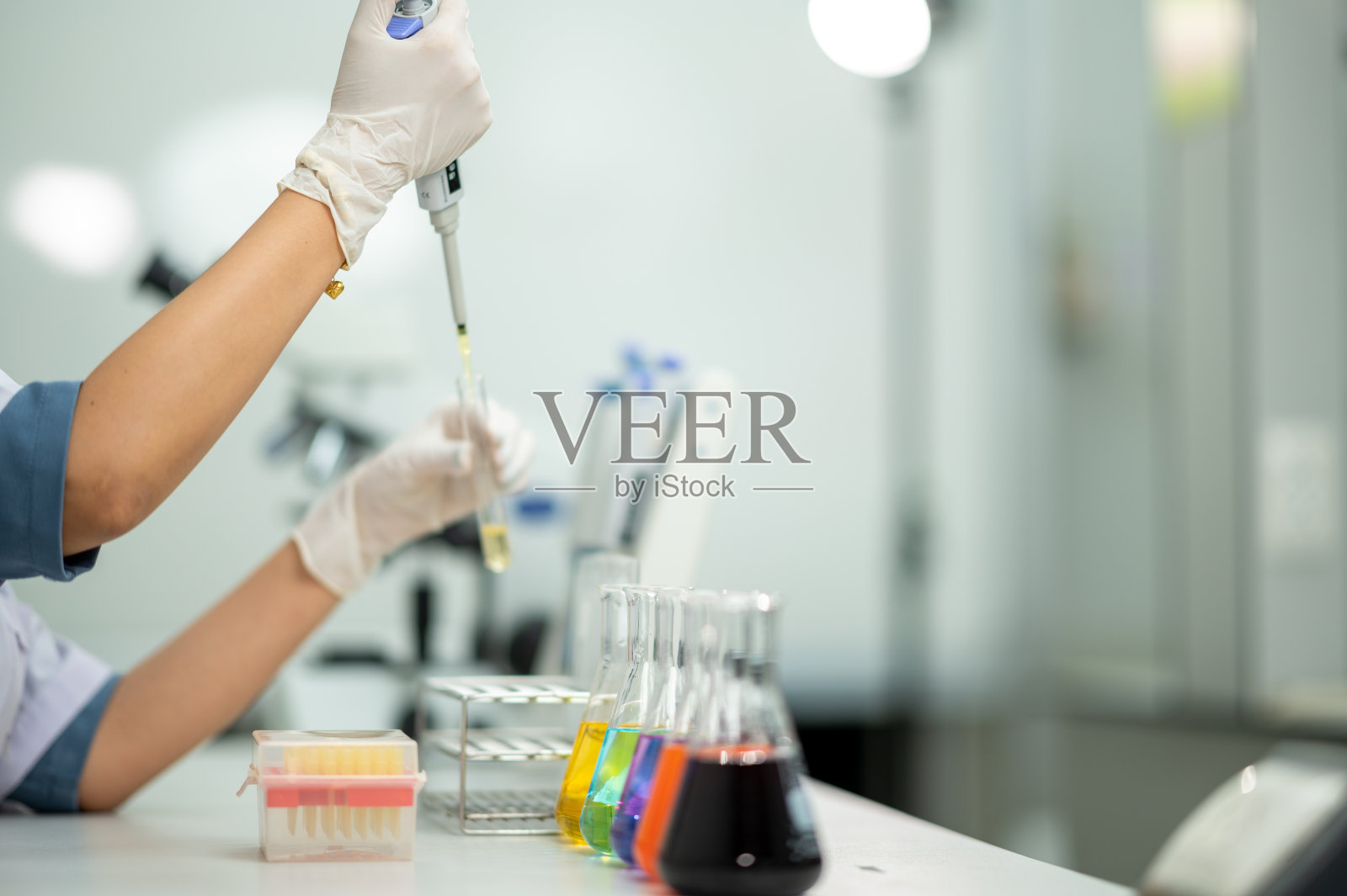 一位女科学家正在测试实验室的化学研究。照片摄影图片