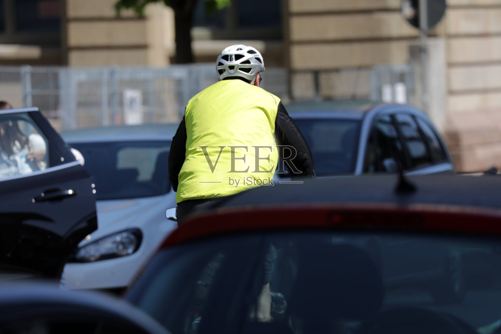 城市里骑自行车的人照片摄影图片