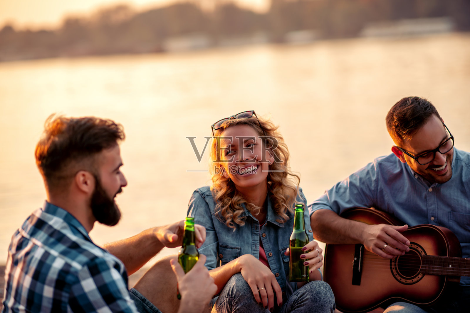 和朋友一起度过美好时光照片摄影图片