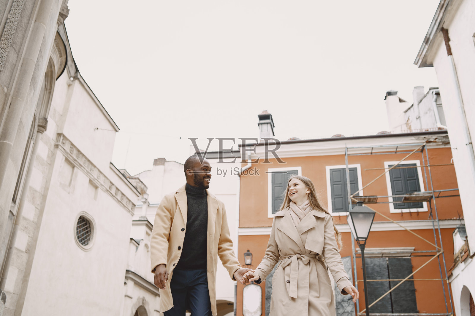 一对在春城共度时光的男女照片摄影图片