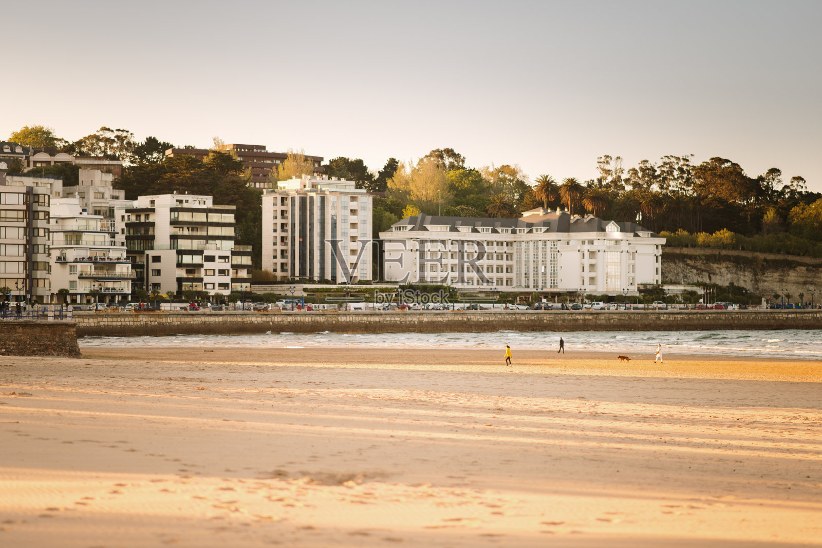 西班牙桑坦德的撒丁罗海滩照片摄影图片