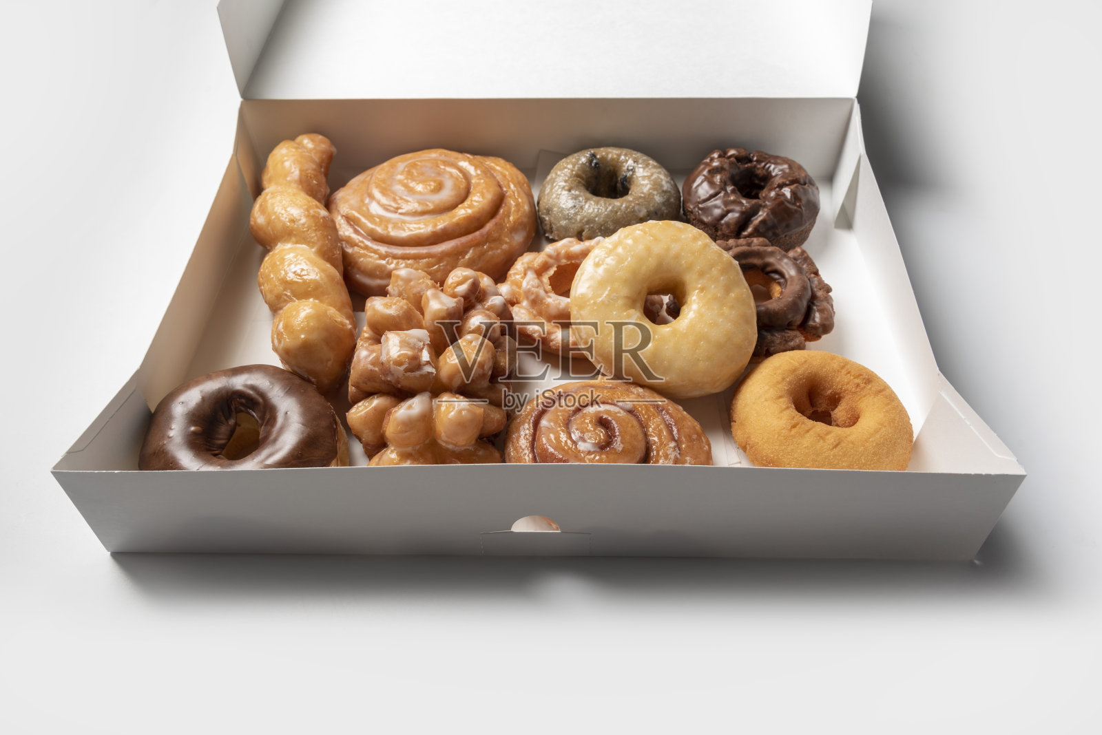 白色背景上的各种甜甜圈照片摄影图片