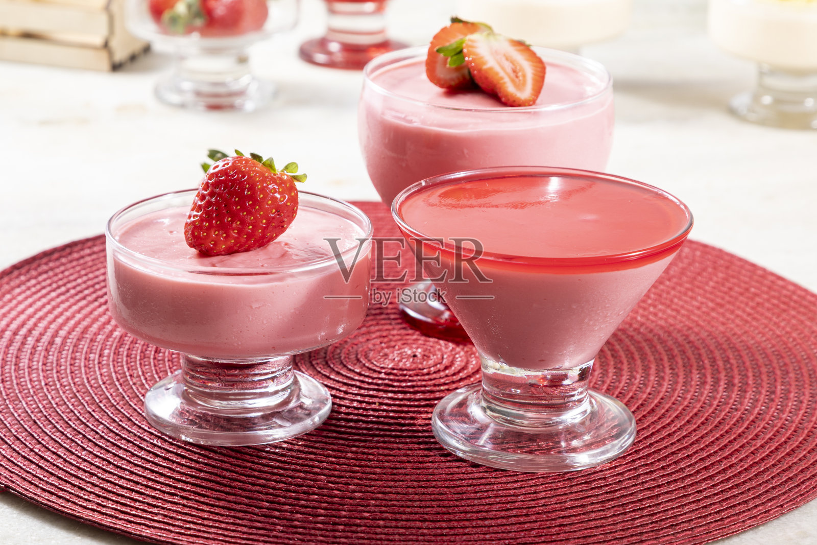 美味的玻璃草莓慕斯，上面放明胶照片摄影图片