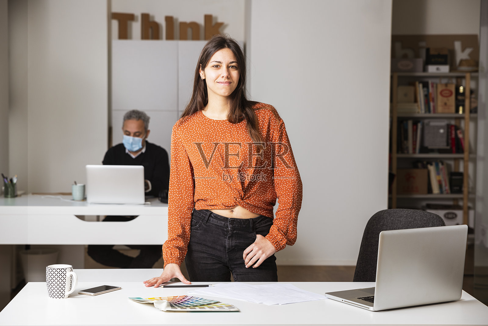 年轻的女商人站在她的家庭办公室里看着摄像机照片摄影图片