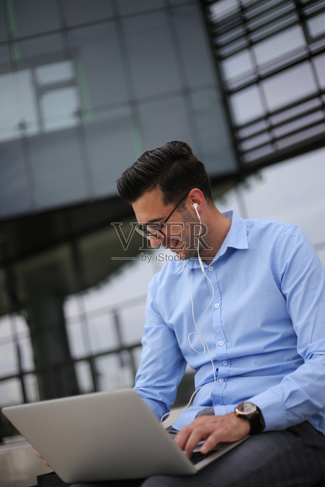 商人使用笔记本电脑库存照片照片摄影图片