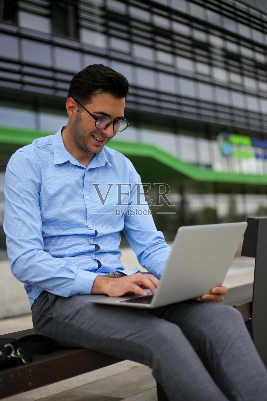 商人使用笔记本电脑库存照片照片摄影图片