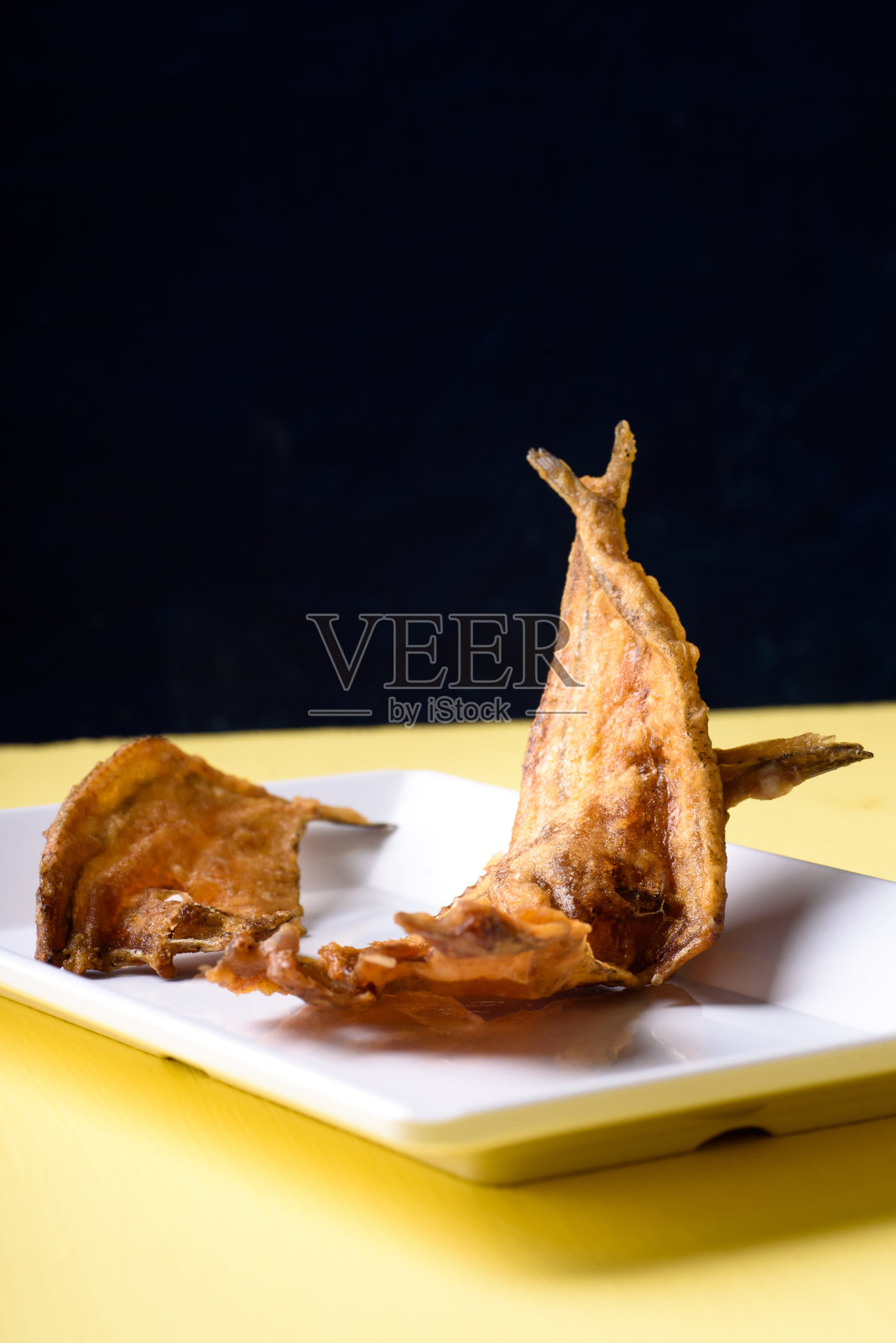 白底黄底黑底炒干鱼照片摄影图片