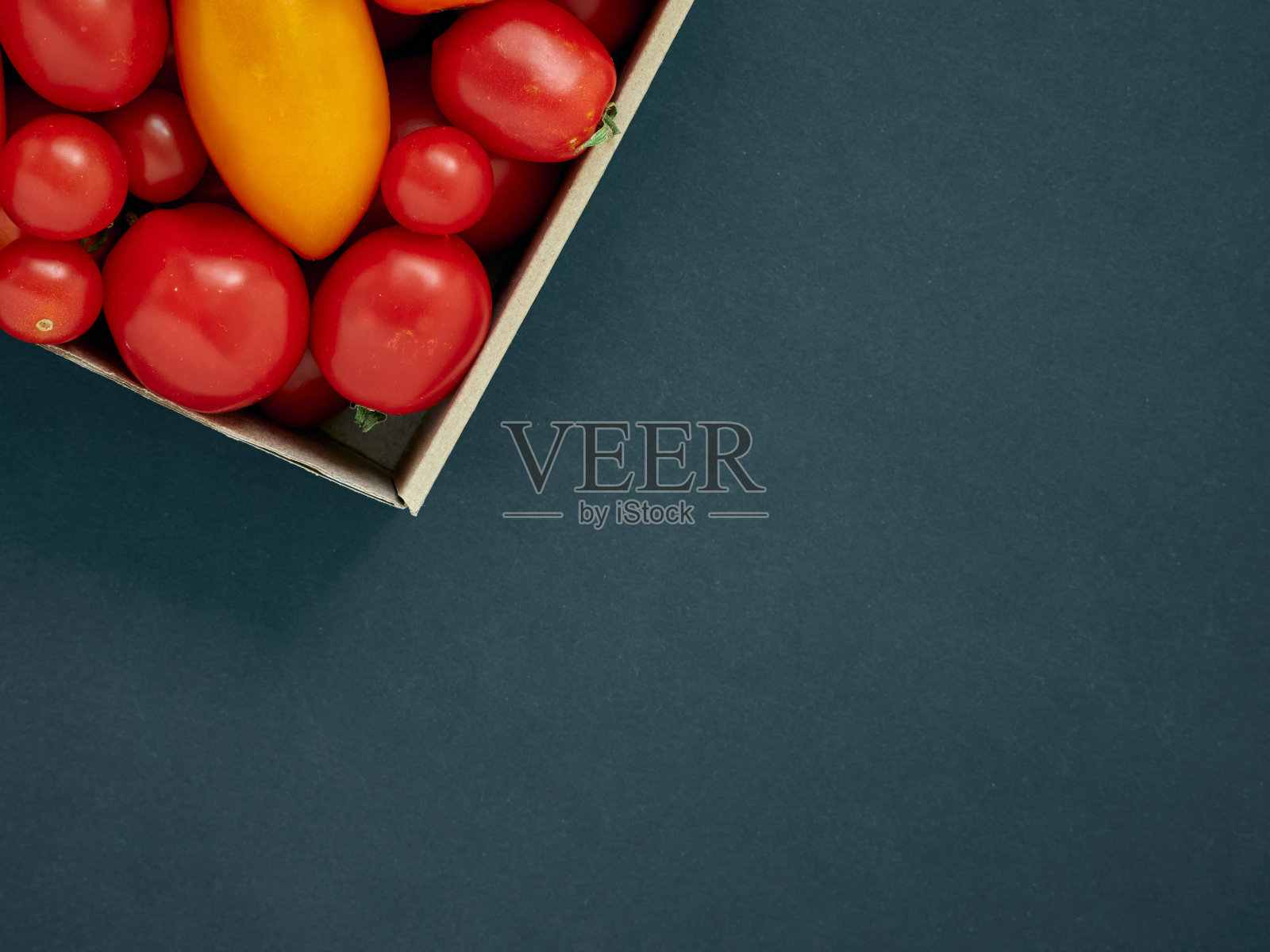 盒子与番茄在黑暗的背景照片摄影图片