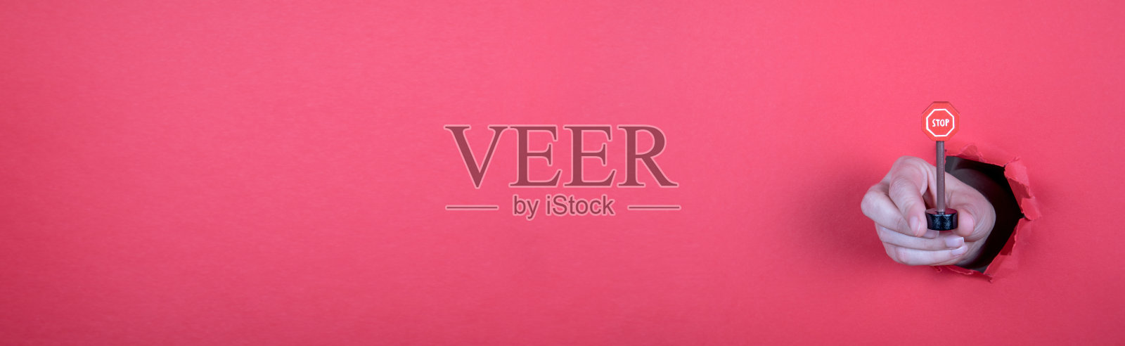 停车标志在女人手里。红色水平横幅照片摄影图片