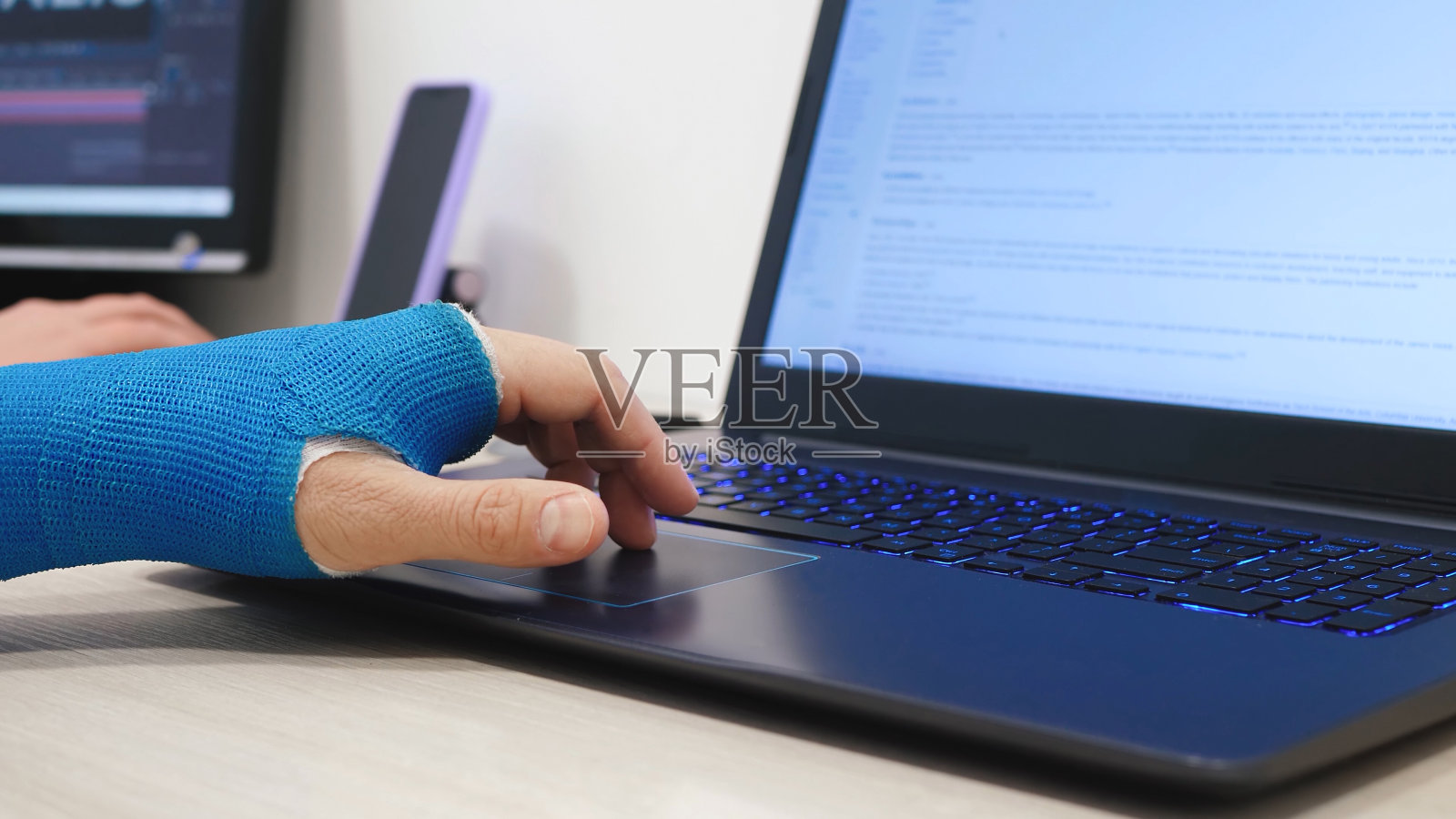 玻璃纤维铸手使用笔记本电脑的程序代码照片摄影图片