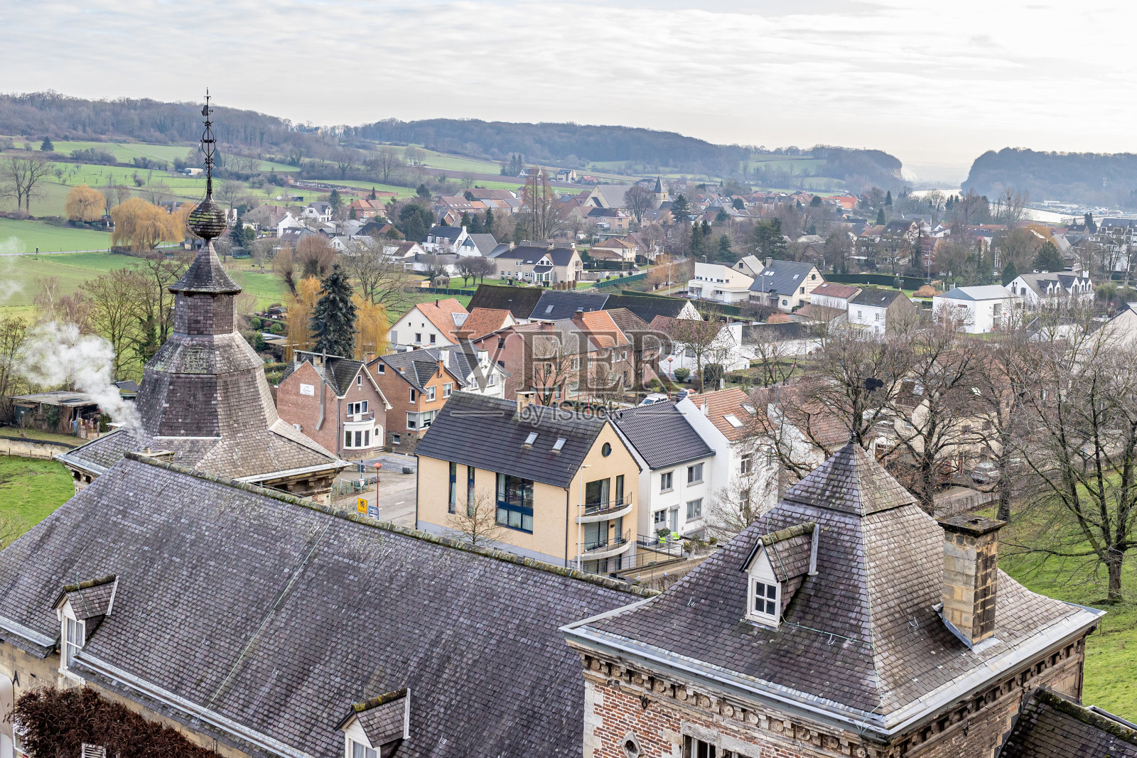 鸟瞰图的一个小镇在荷兰乡村与绿色的草地，光秃秃的树木，城市景观照片摄影图片