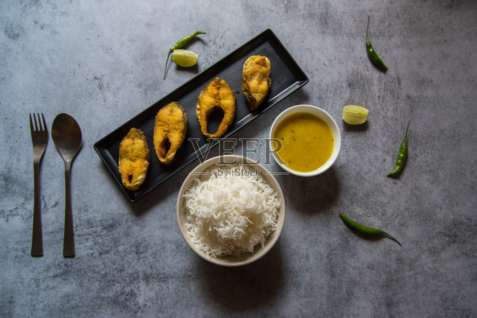 孟加拉式午餐菜单是炸鱼配米饭和豆子。照片摄影图片