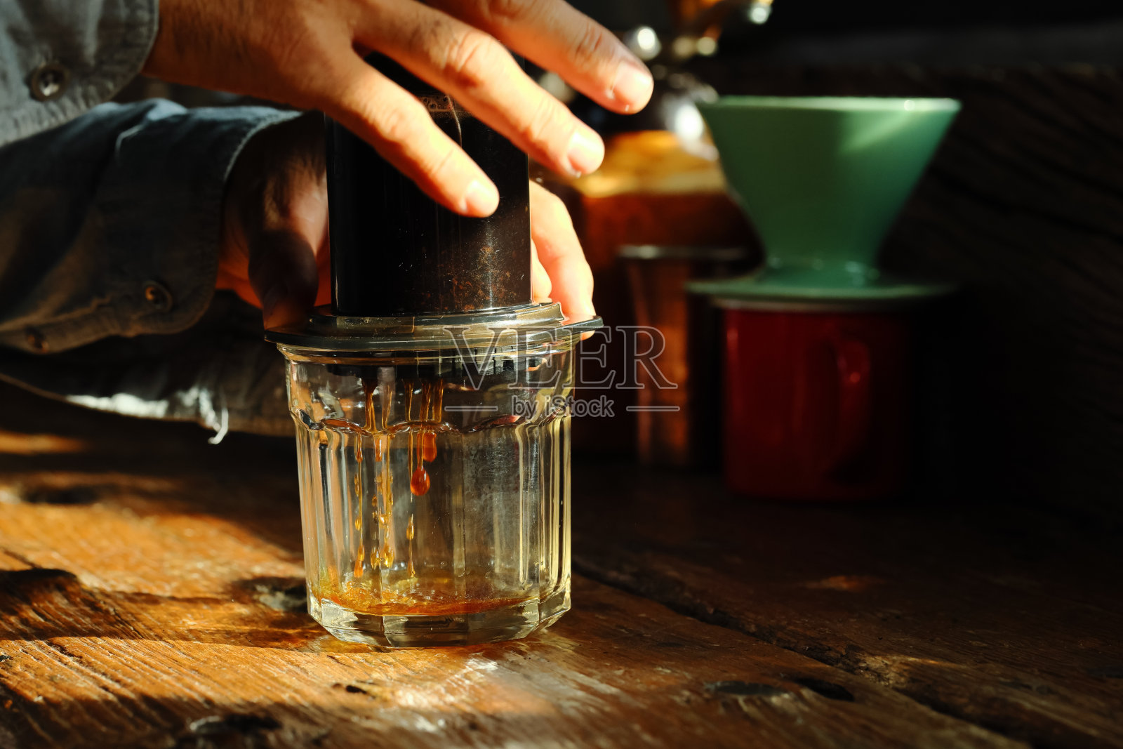 航空压机咖啡制作有胡须的咖啡师压机将杯子装满饮料专业的咖啡滴入槽倒入壶中。咖啡冲泡咖啡店。慢条特写。选择性聚焦拷贝空间照片摄影图片