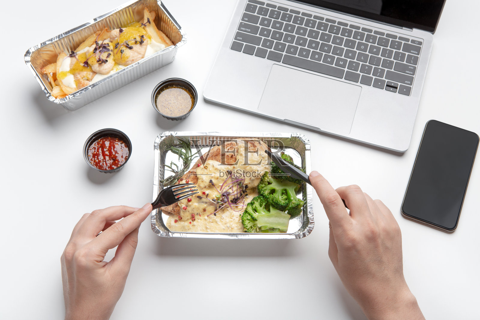 在covid-19期间，现代电子产品、在线订餐和远程工作照片摄影图片