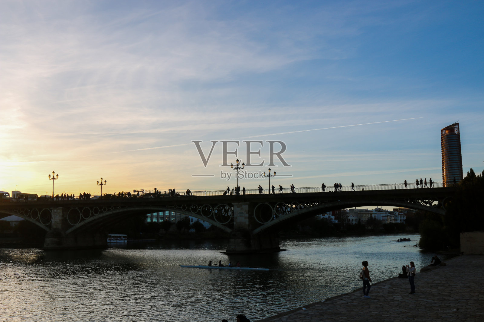 特里亚纳桥照片摄影图片