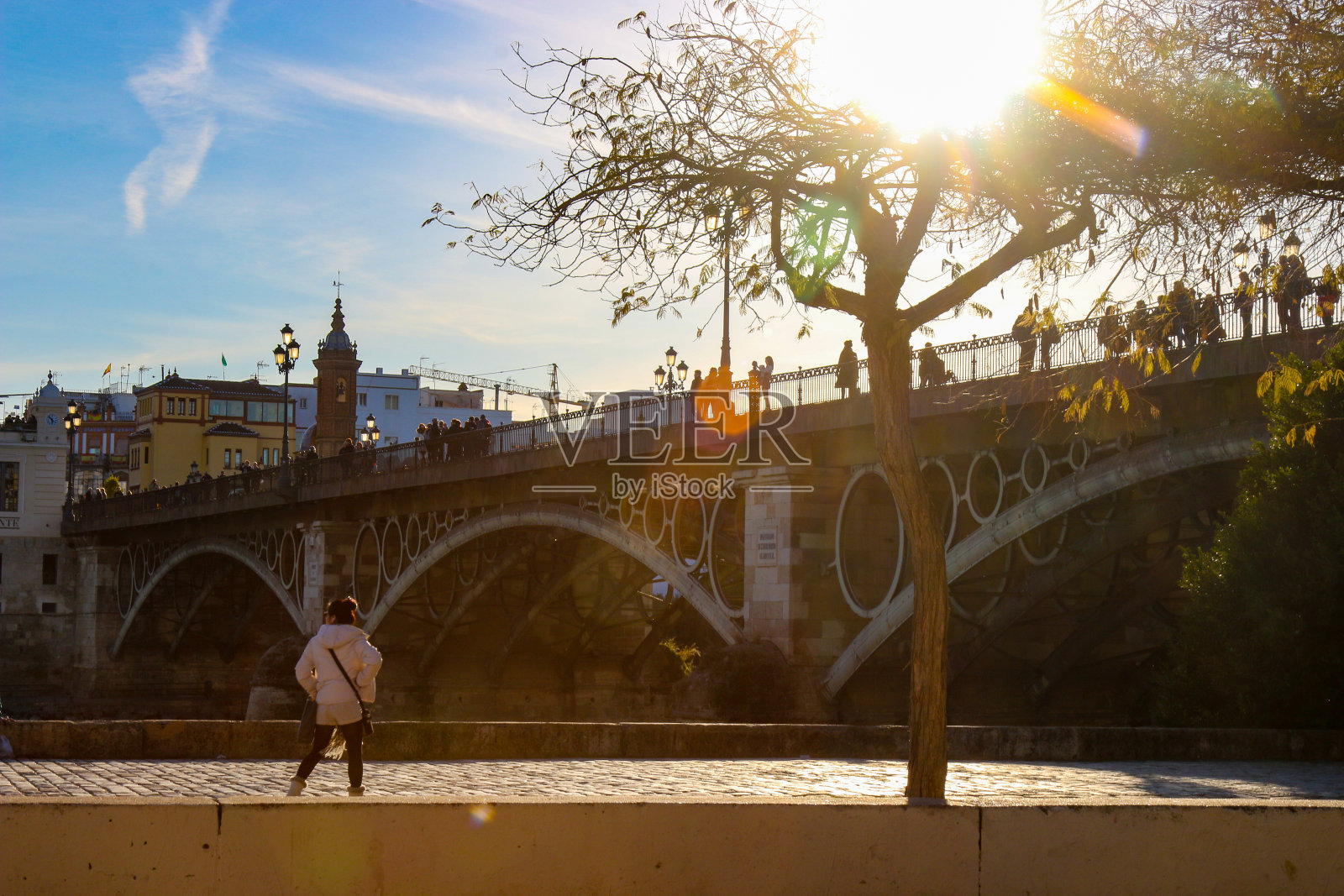 瓜达基维尔河岸边的女人照片摄影图片