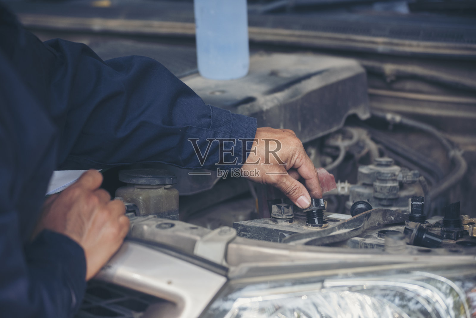 汽车移动中心的机械师汽车修理厂。技术员车间修理发动机汽车维修机械工程业务。汽车修理工掌握汽车维修技术照片摄影图片