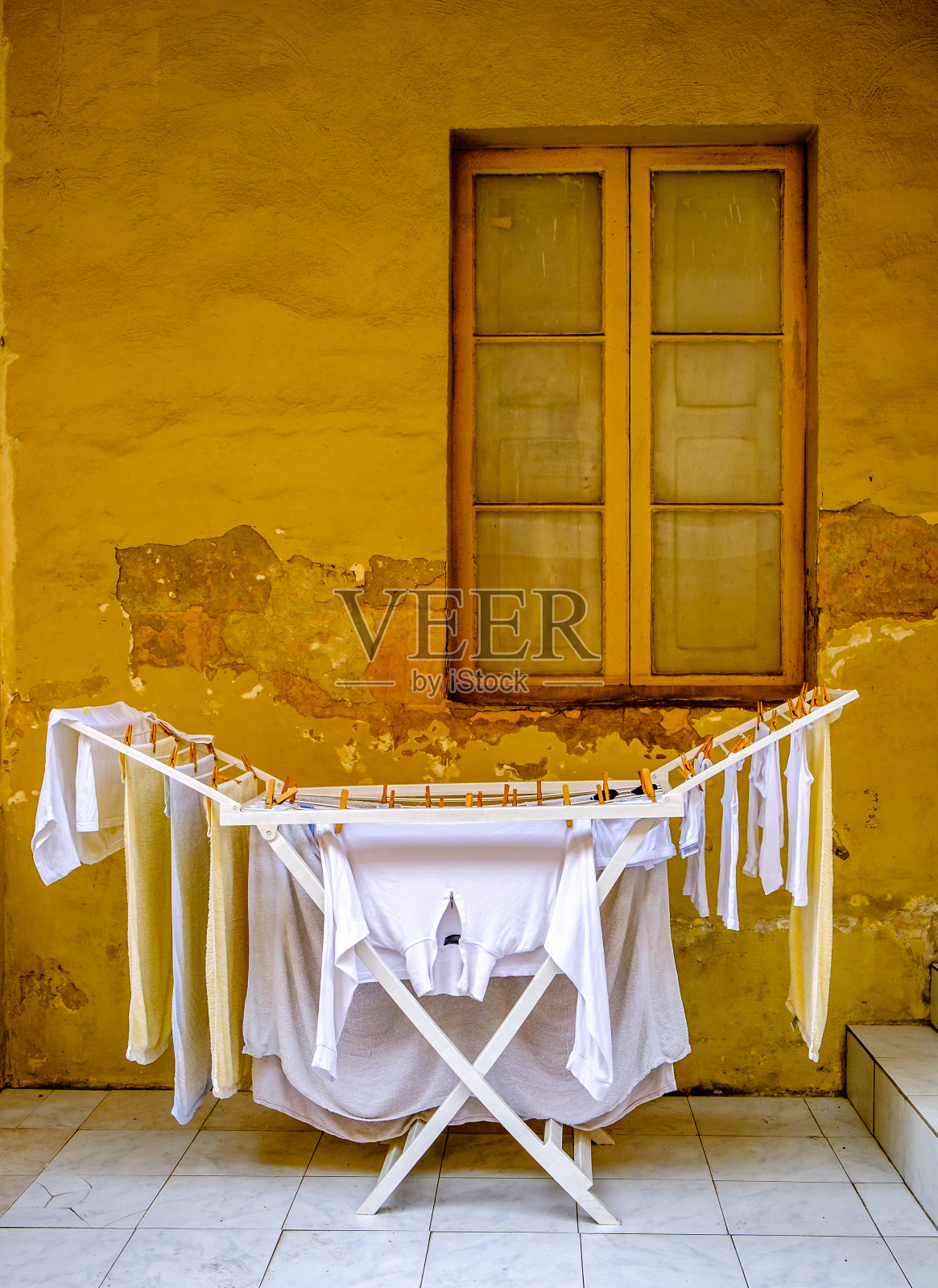 用晾衣绳晾衣服照片摄影图片