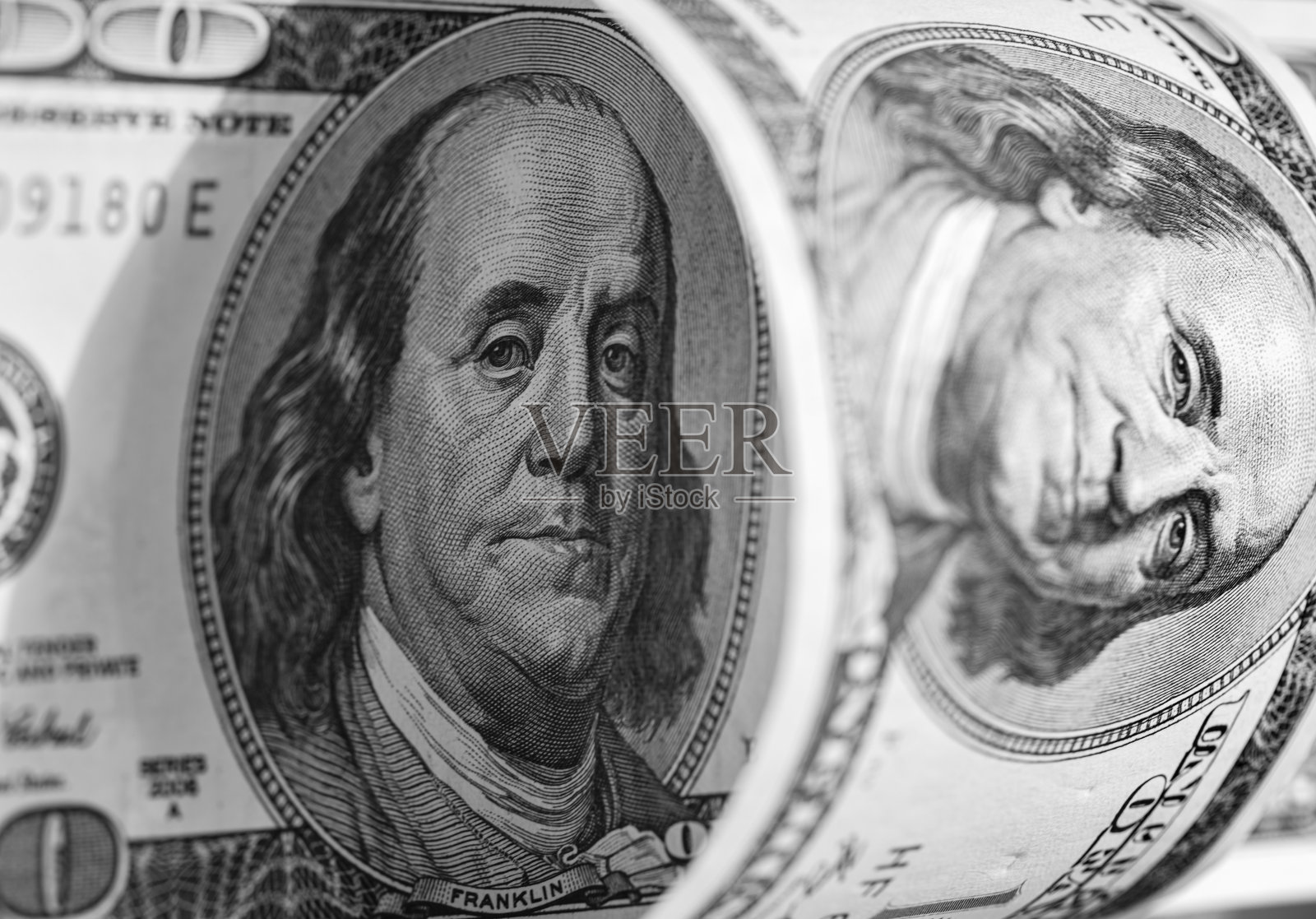 轻微滚动的100美元钞票照片摄影图片