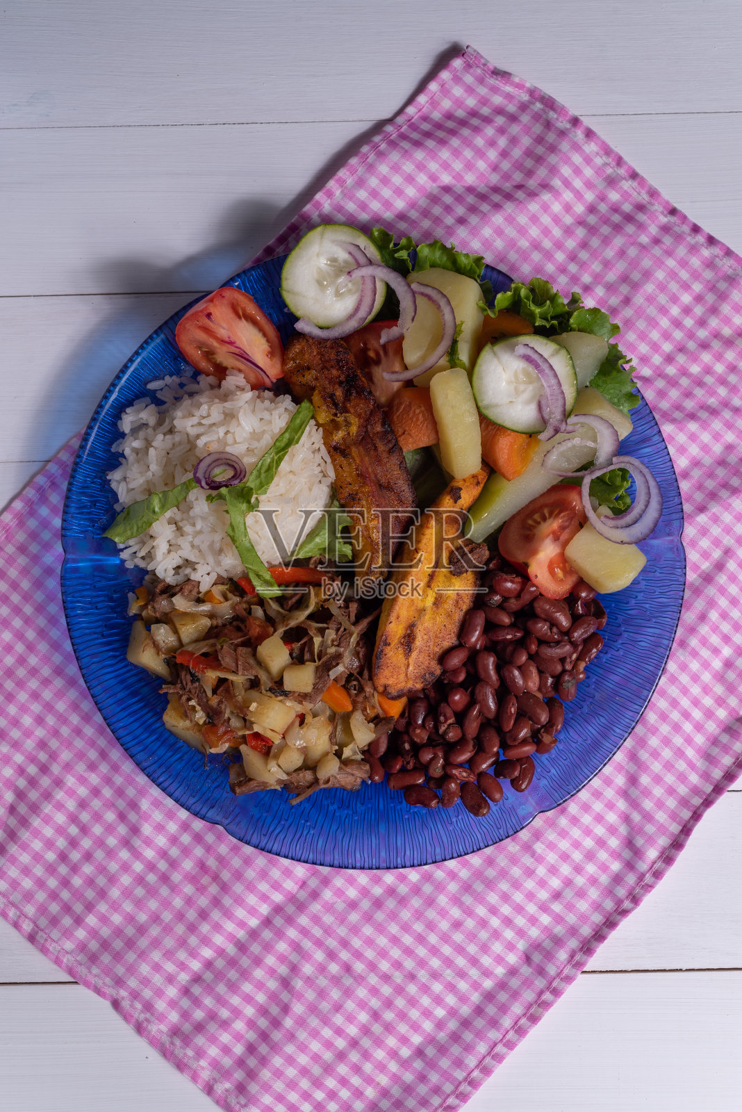 烤猪肉配蔬菜，哥斯达黎加餐照片摄影图片