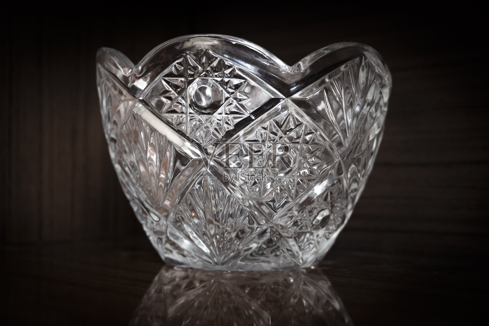 餐具柜里有水晶玻璃器皿照片摄影图片