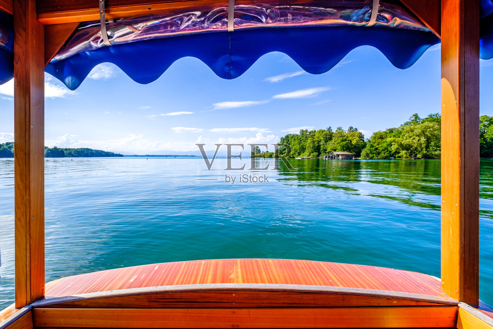 在湖上划船照片摄影图片