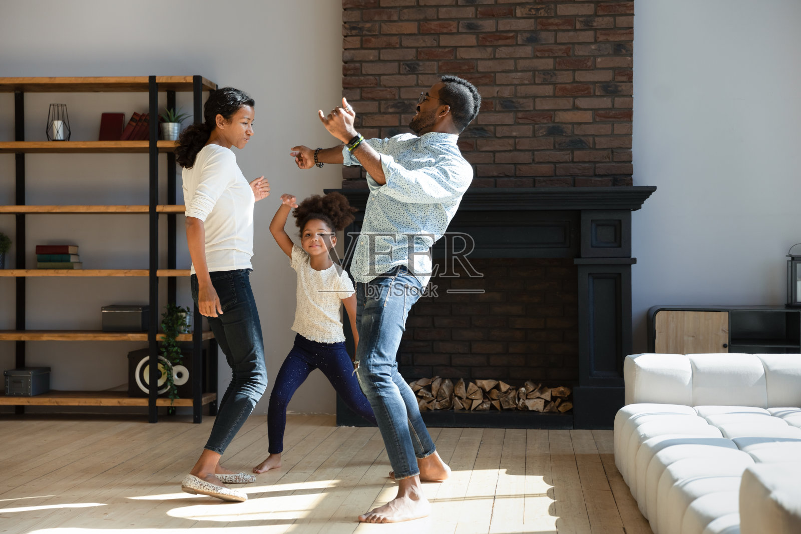 有趣的非裔美国夫妇和可爱的学龄前女儿照片摄影图片