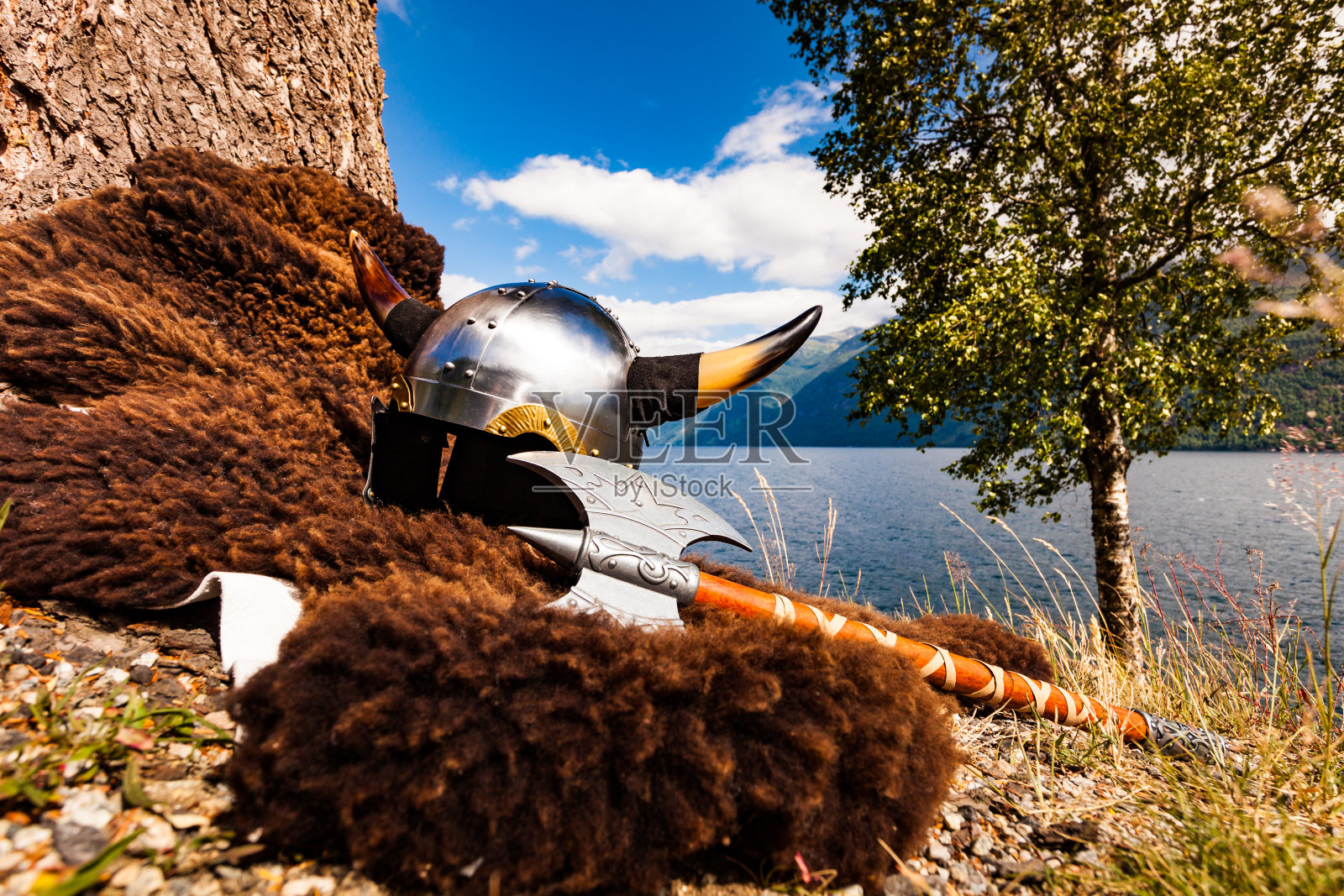 挪威峡湾海岸的海盗头盔和武器照片摄影图片