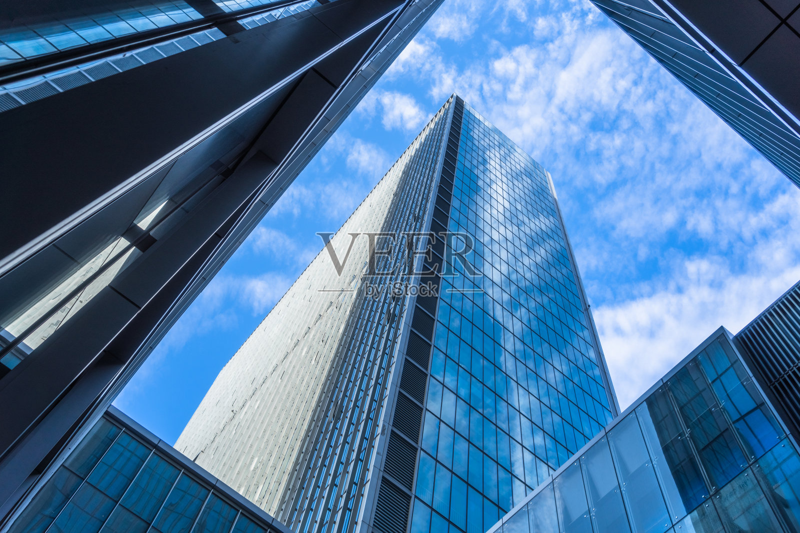 在晴朗的天空背景下的现代办公大楼照片摄影图片