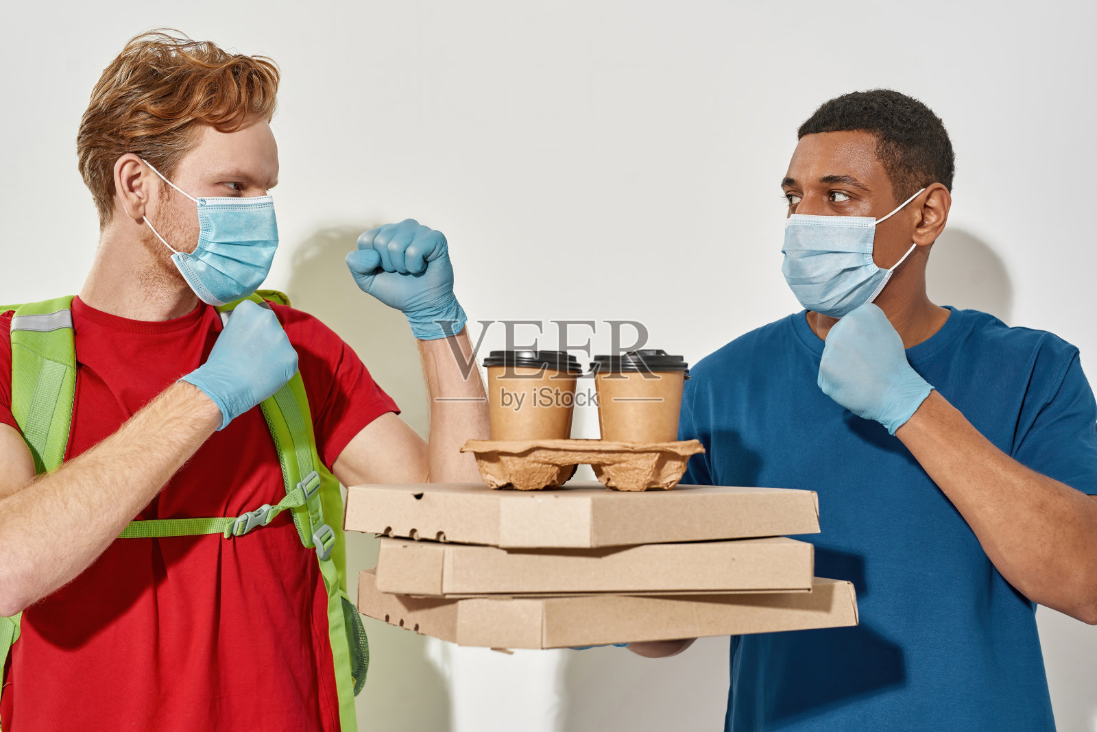 多种族的年轻快递员拿着包裹打拳击照片摄影图片