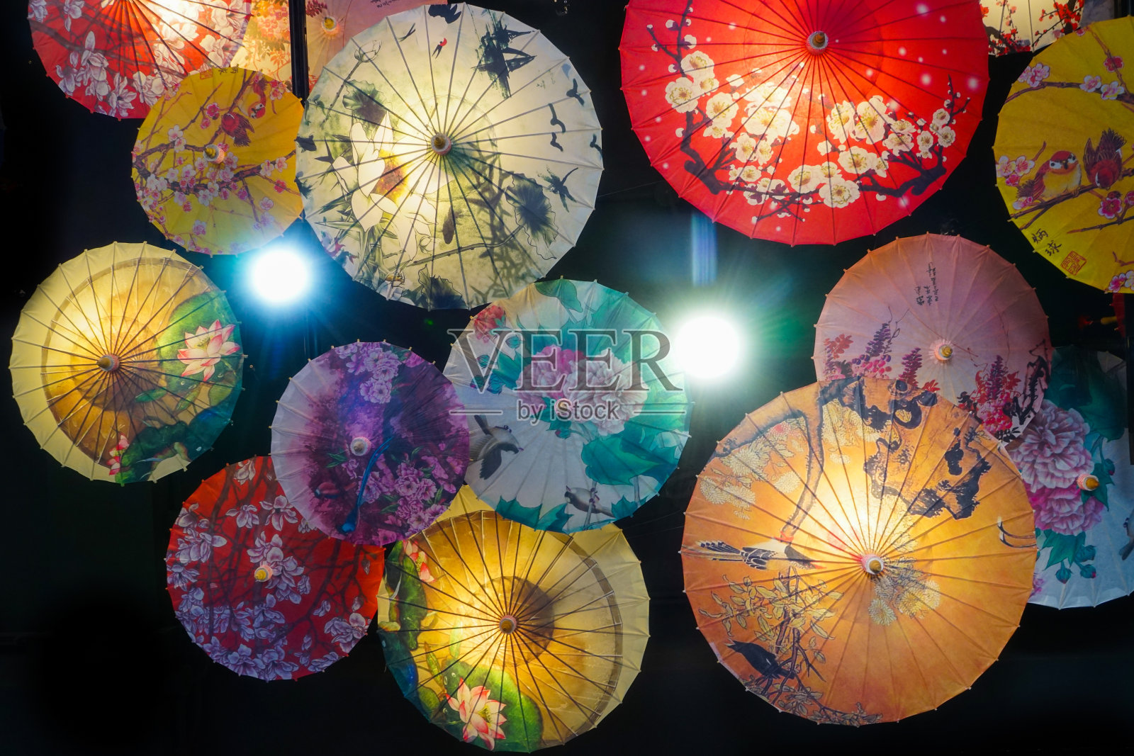 纸伞和彩伞装饰屋顶照片摄影图片