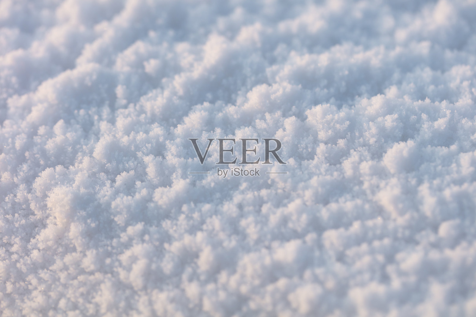 美丽的雪花纹理。美丽的阳光显示了雪的纹理和细节照片摄影图片