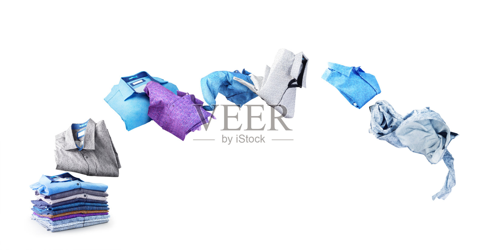 衬衫从一堆孤立的白色背景上飞起来照片摄影图片