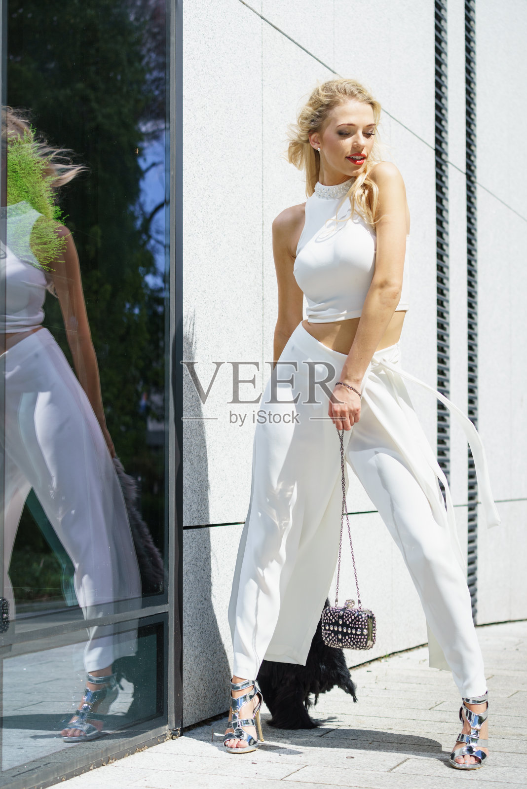 穿着露脐上衣和裙裤的女人照片摄影图片