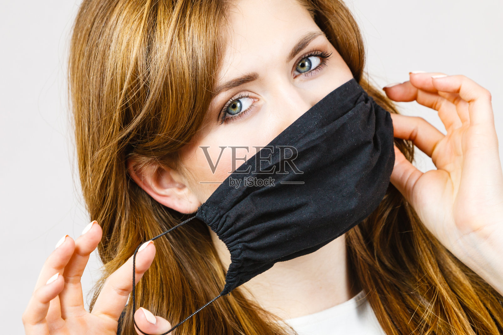 女性使用防护口罩。照片摄影图片