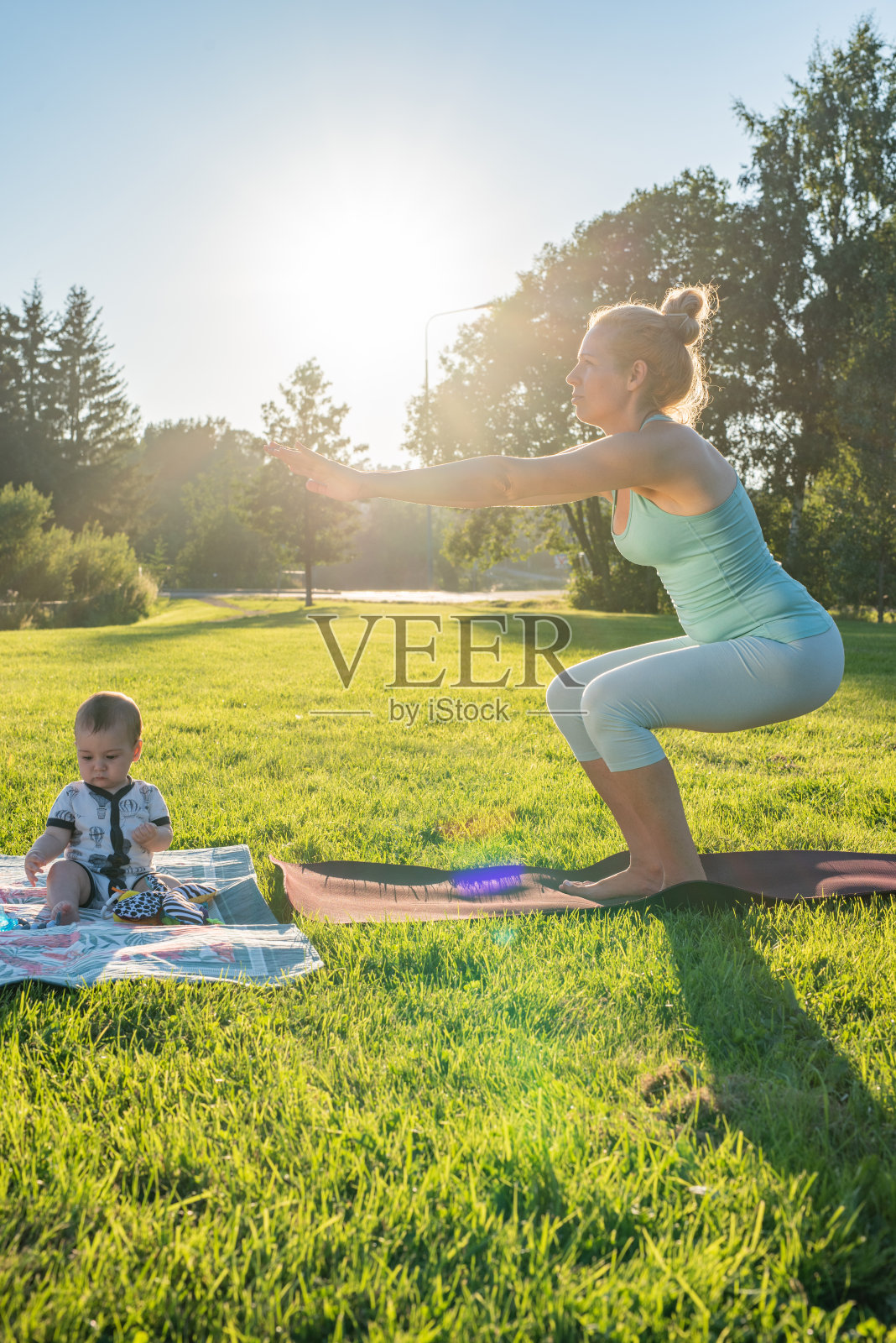 妈妈和她的小儿子在公园里锻炼照片摄影图片