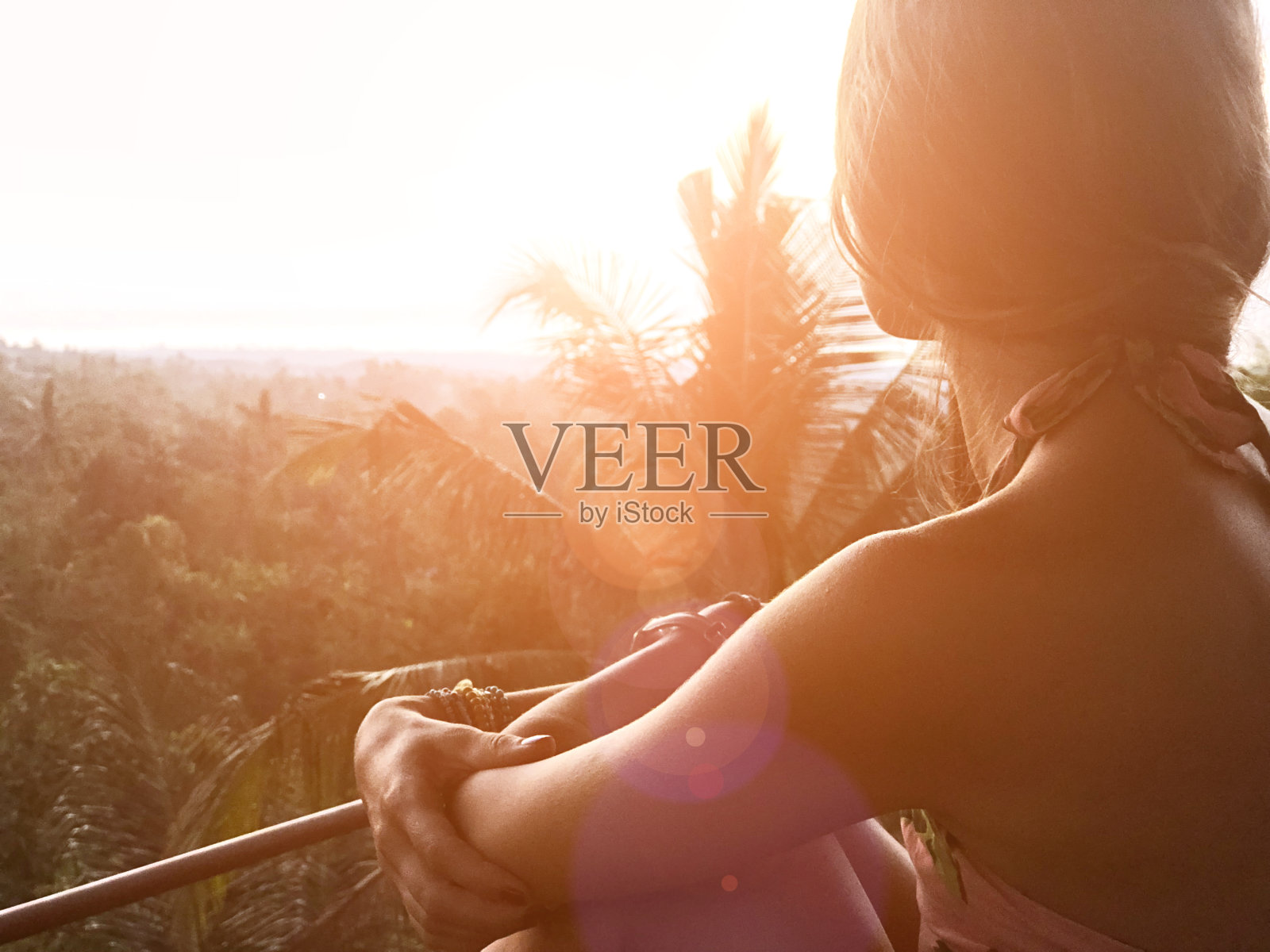 妇女享受全景景观的雨林在巴厘岛，印度尼西亚。照片摄影图片